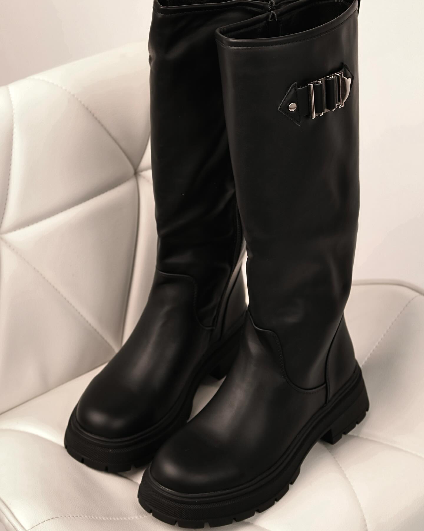 Чоботи-труби чорні утеплені з пряжкою