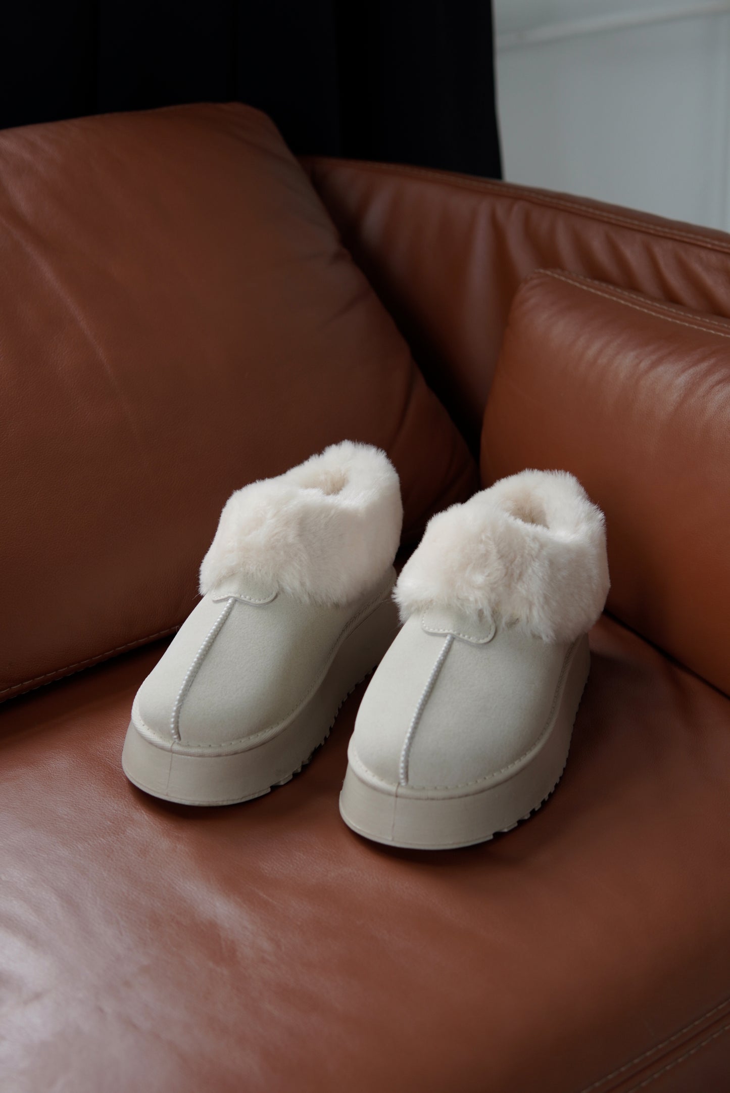 Уги на платформі еко-замш з хутром світло-бежеві (нова колекція)