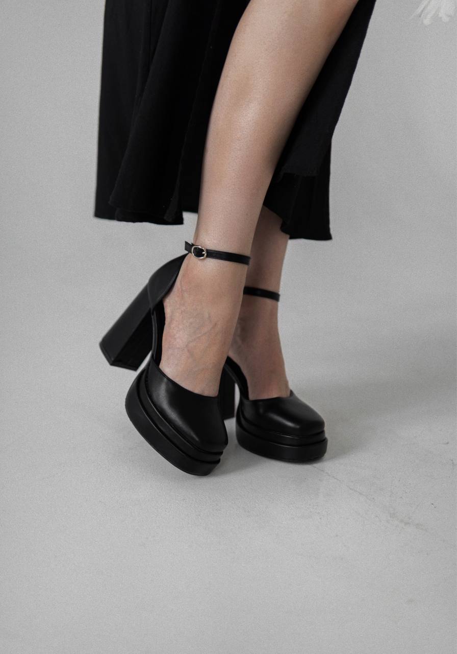 Босоніжки на грубій підошві