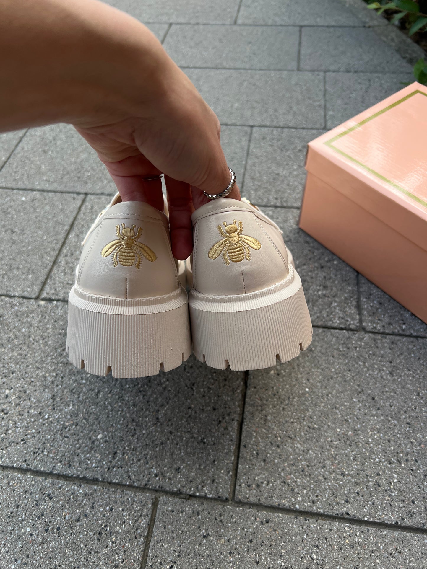 Лофери з бджілкою еко-шкіра (бежеві)