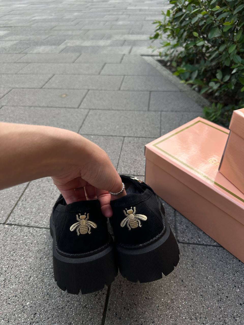 Лофери з бджілкою замш чорні