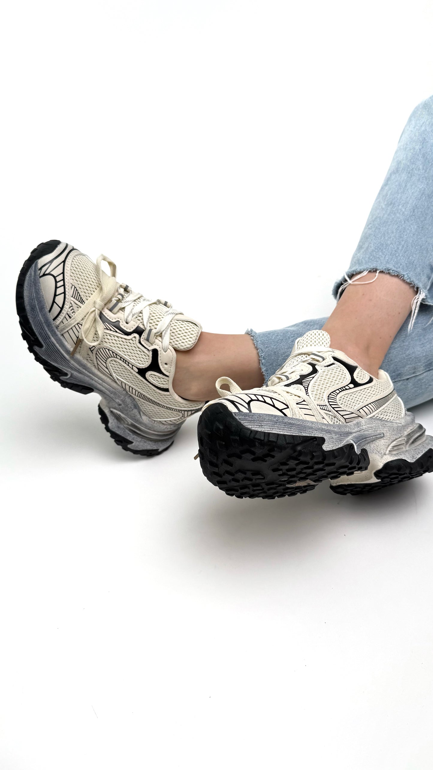 Кросівки з акцентною шнурівкою (бежеві)