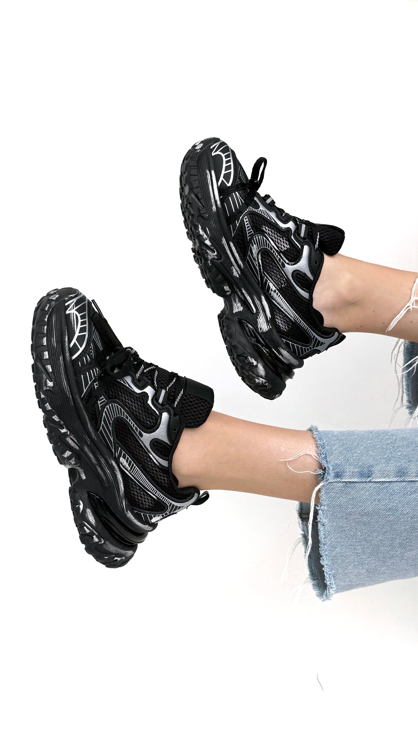 Кросівки з акцентною шнурівкою (чорні)