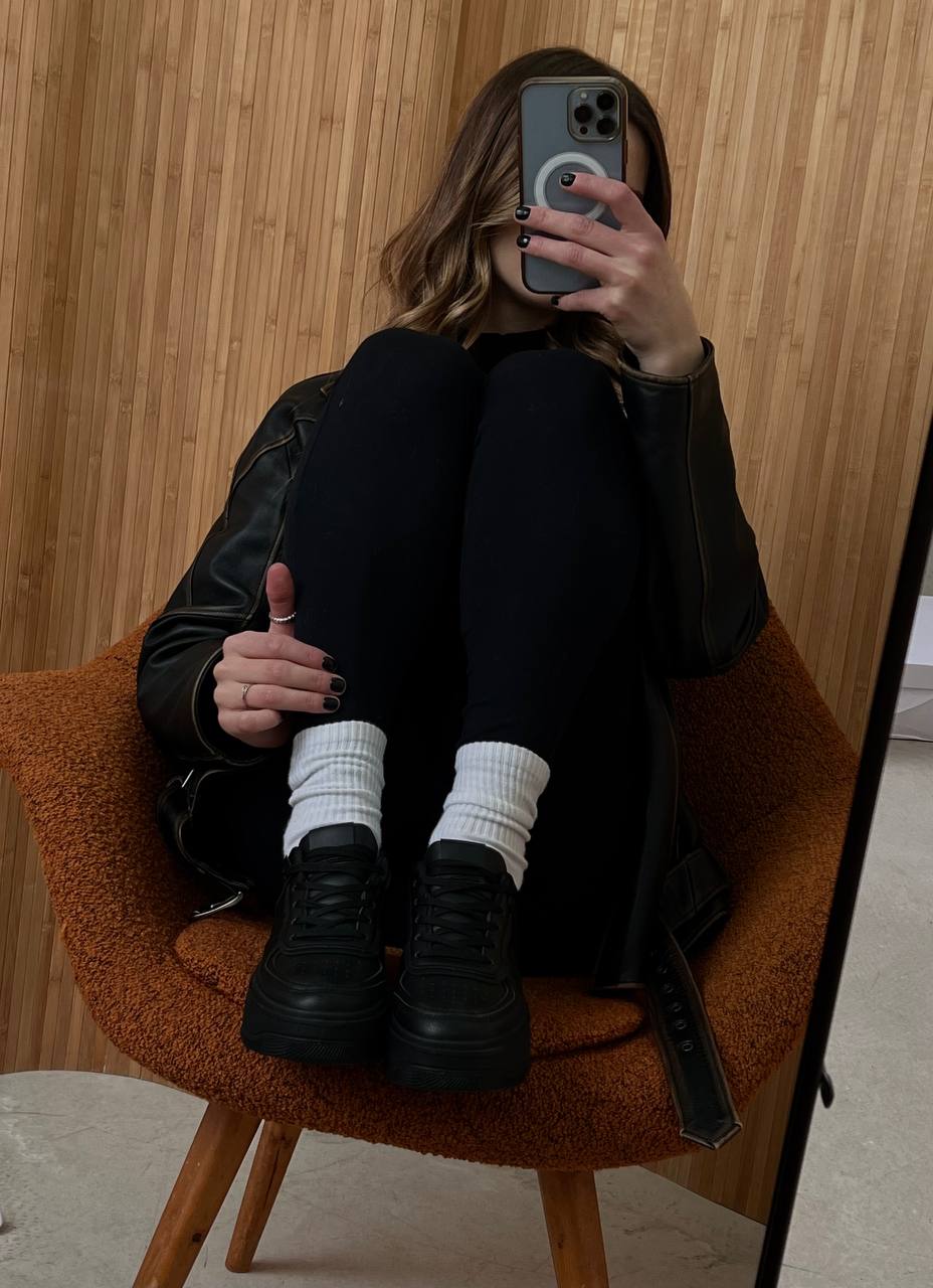 Кросівки чорні на рівній підошві