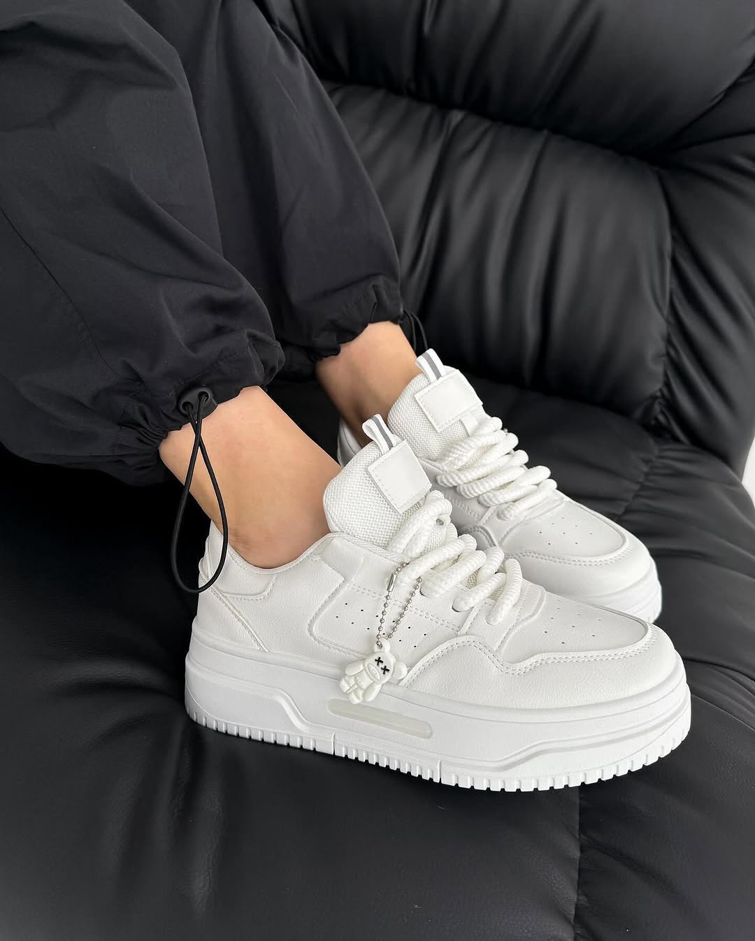 Білі кросівки з брелоком