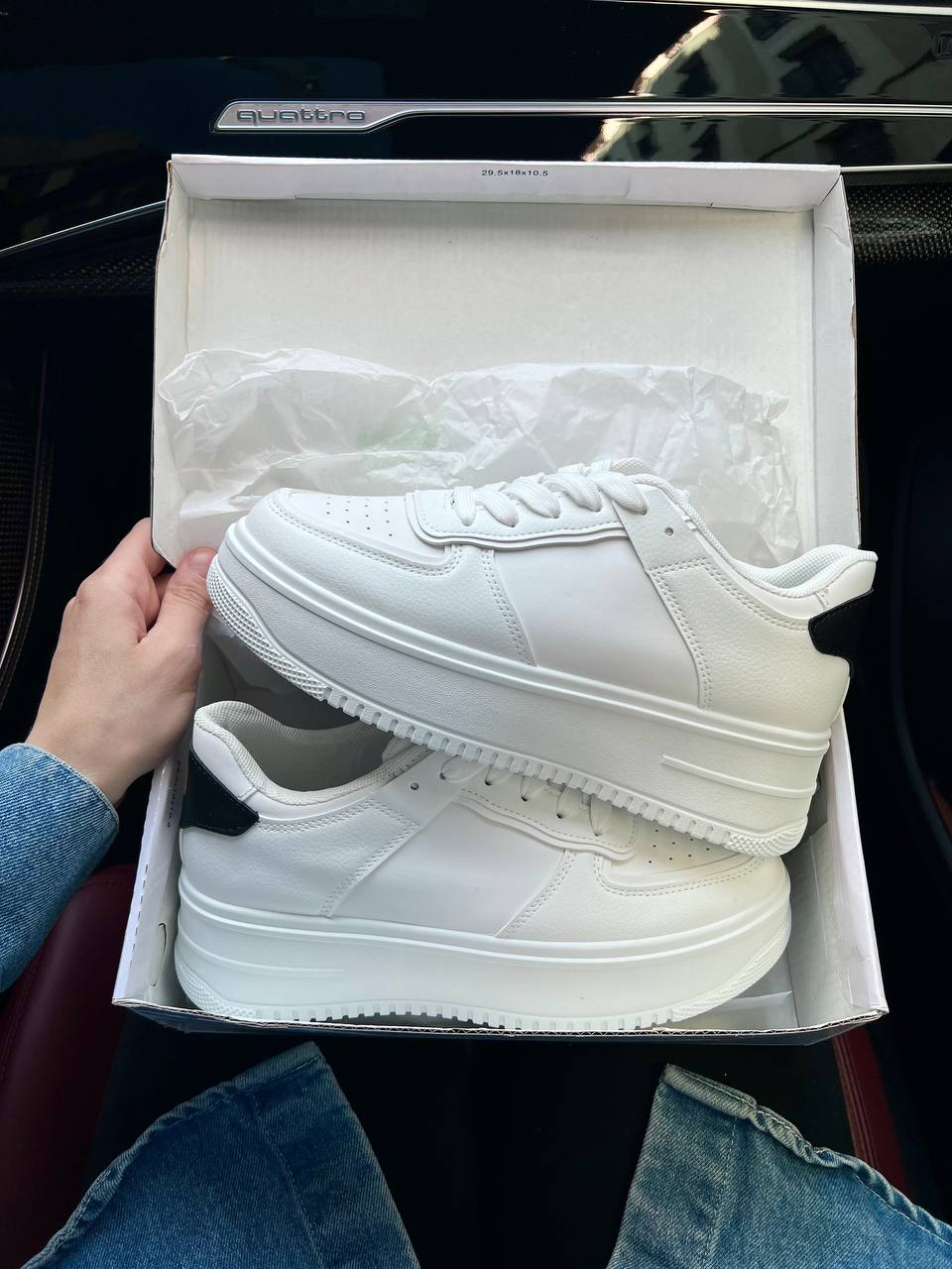 Білі кросівки з чорною вставкою