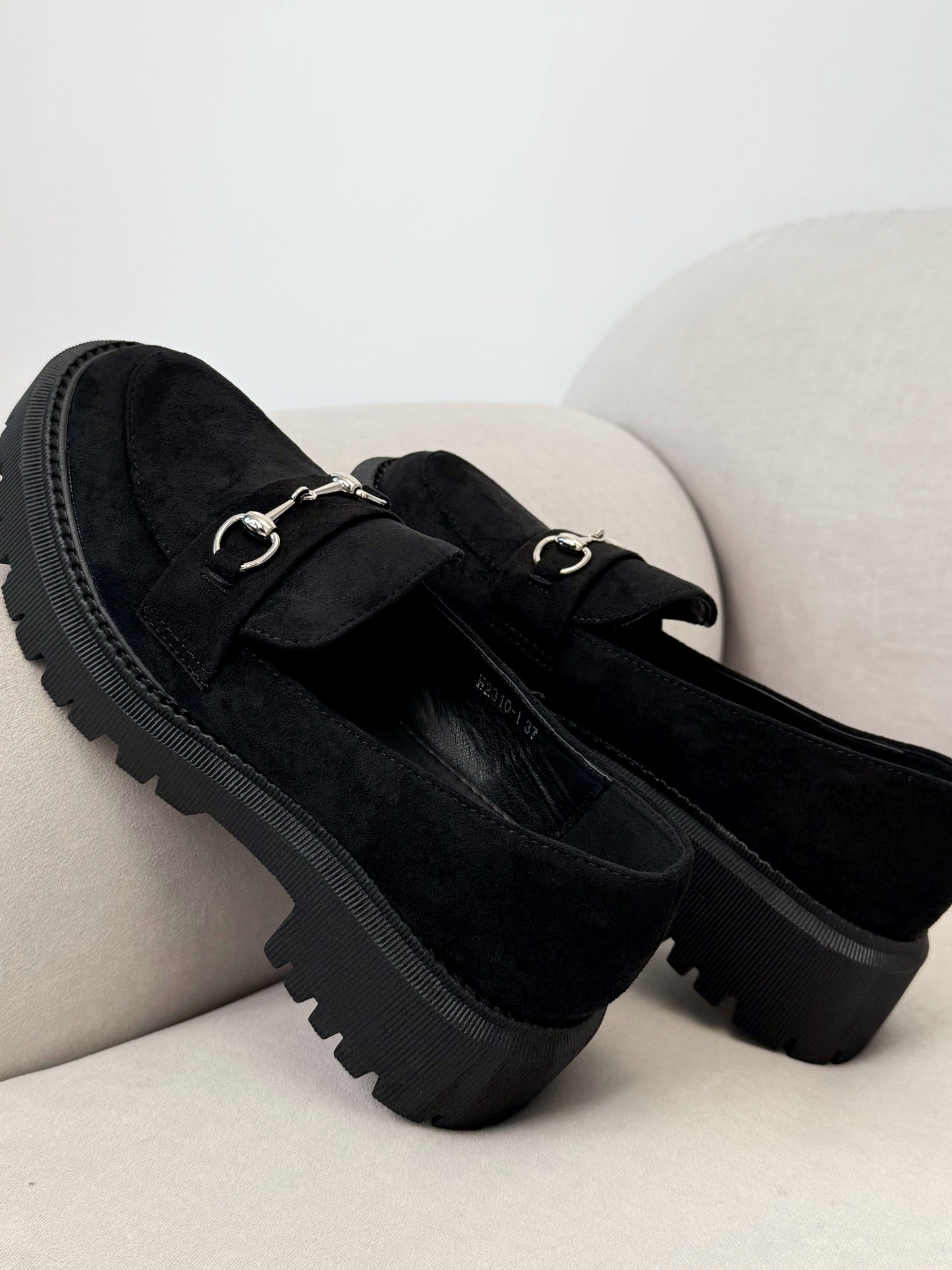 Лофери чорні замшеві зі срібною фурнітурою