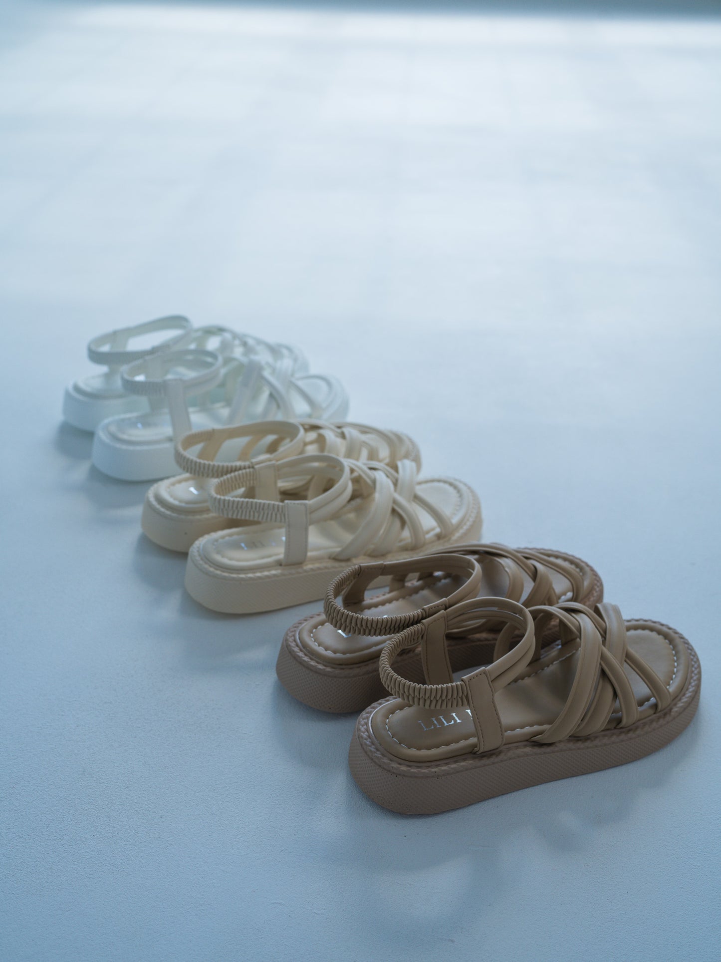 Босоніжки коричневі на резинці