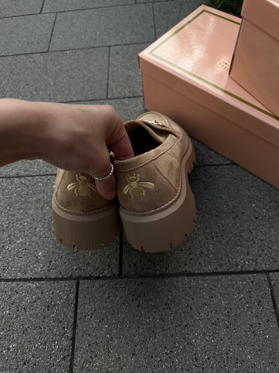 Лофери з бджілкою замш темно-бежеві