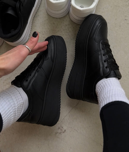 Кросівки чорні на рівній підошві