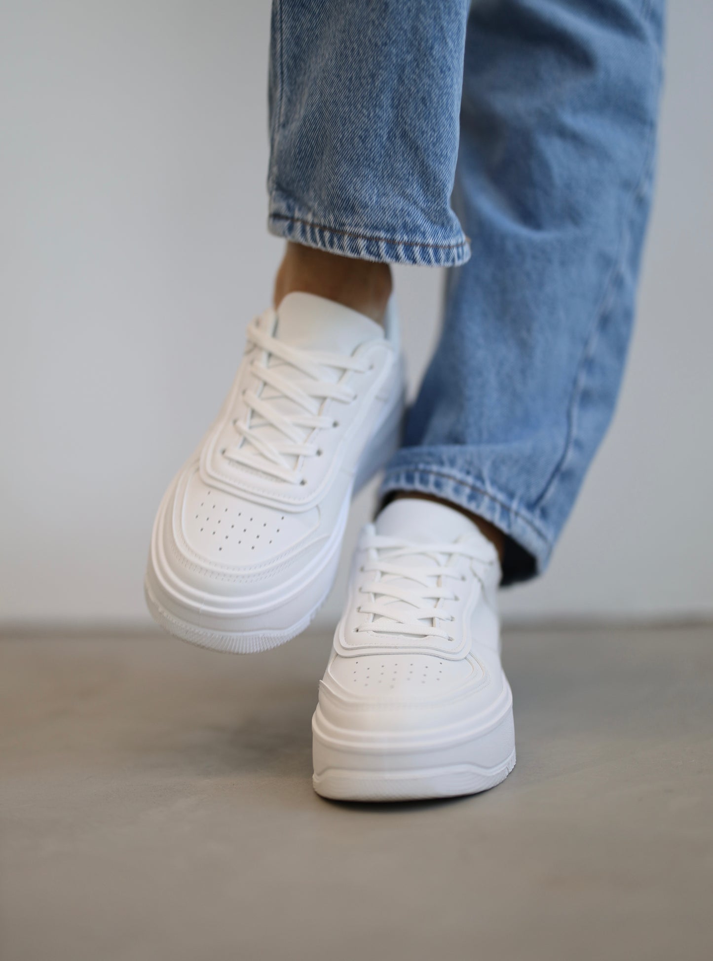 Кросівки білі класичні