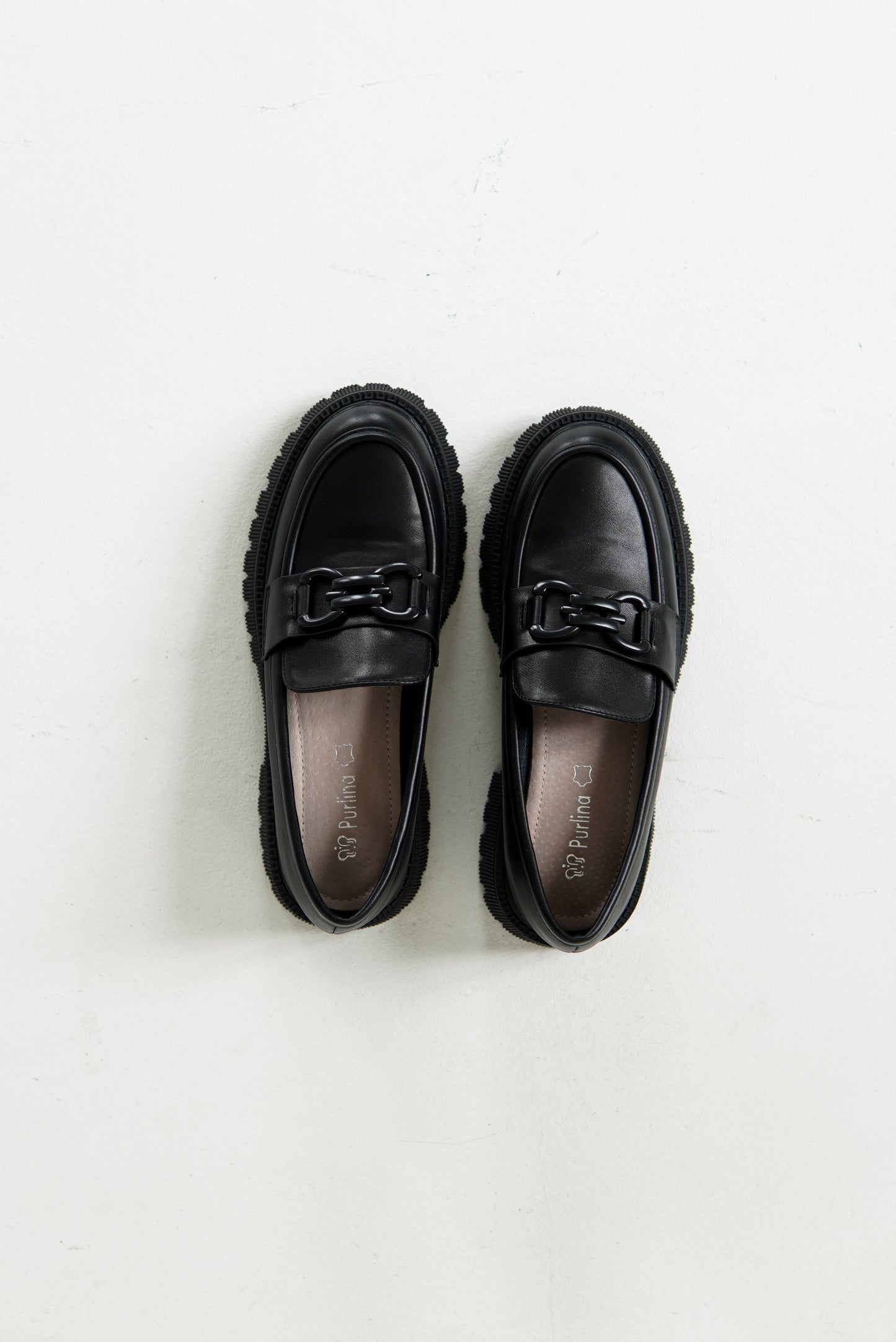 Класичні лофери з чорною фурнітурою