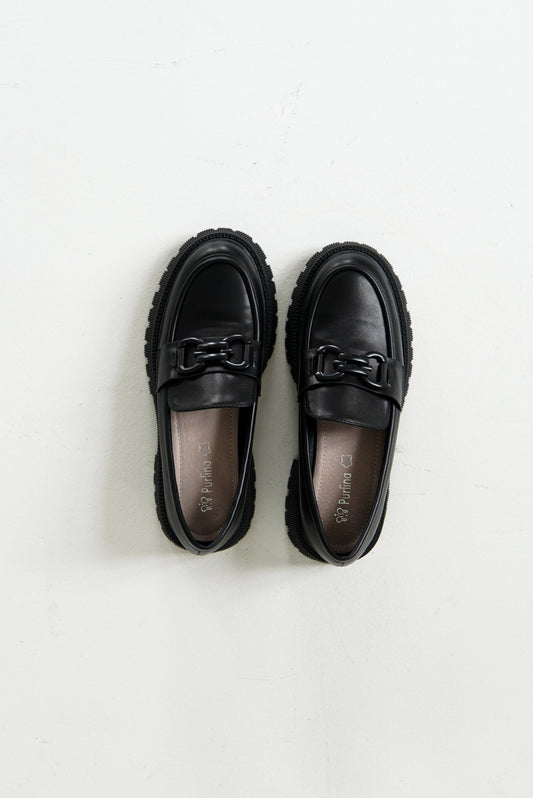 Класичні лофери з чорною фурнітурою