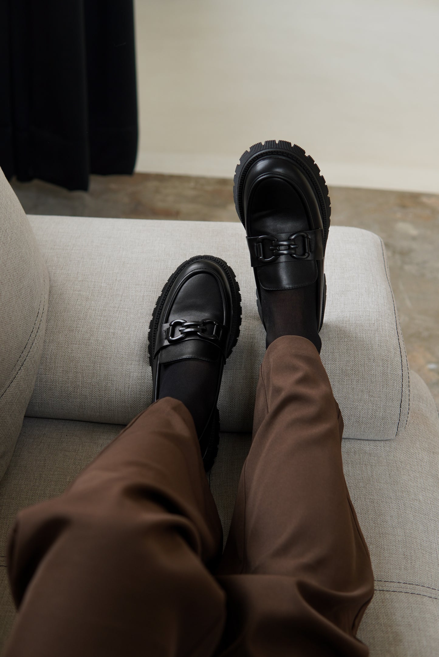 Класичні лофери з чорною фурнітурою