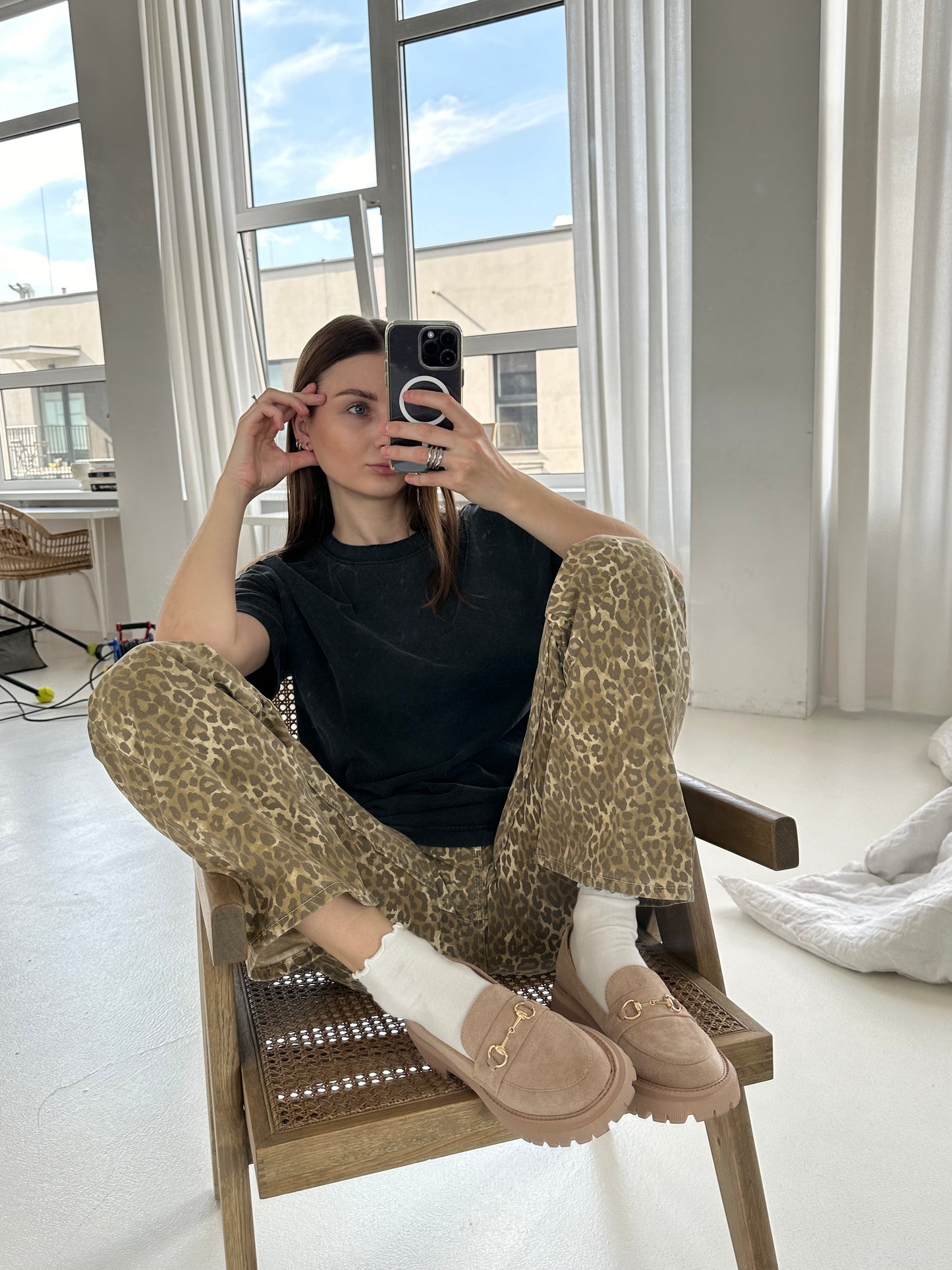 Лофери бежеві замшеві з золотою фурнітурою