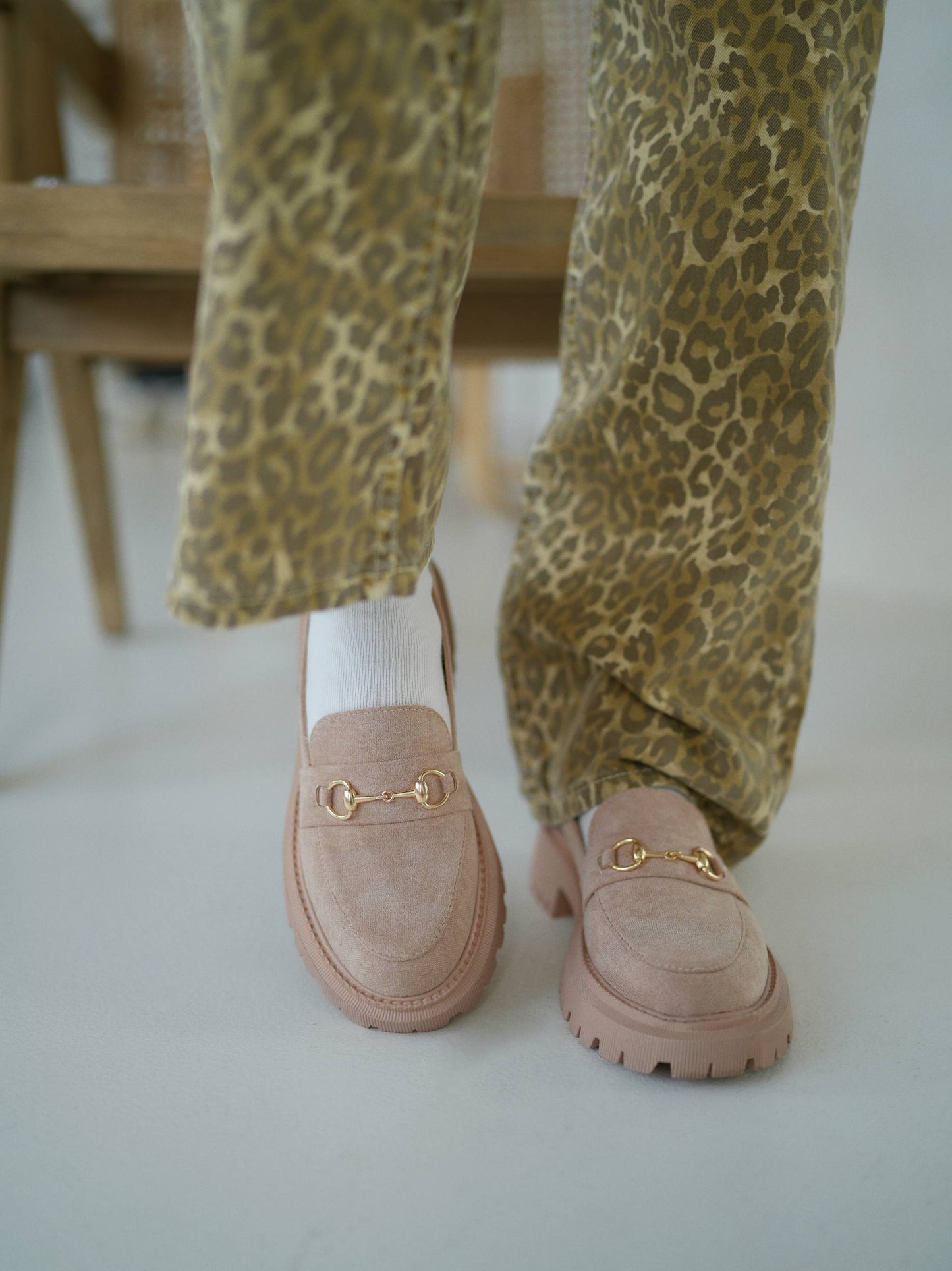 Лофери бежеві замшеві з золотою фурнітурою