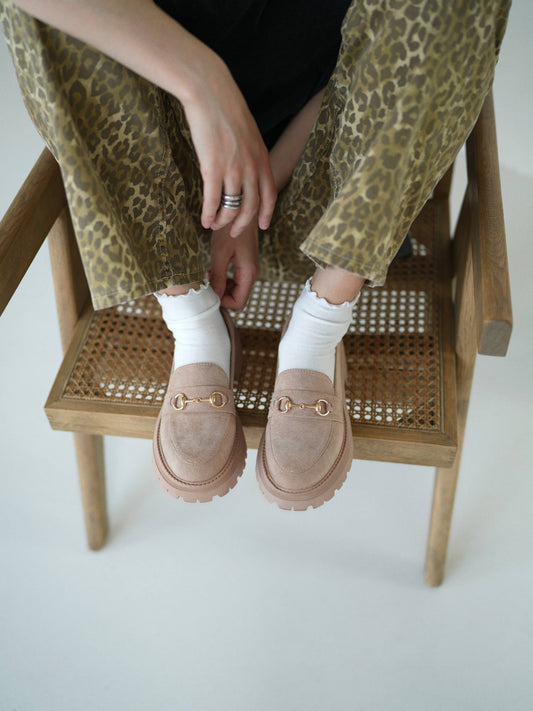 Лофери бежеві замшеві з золотою фурнітурою